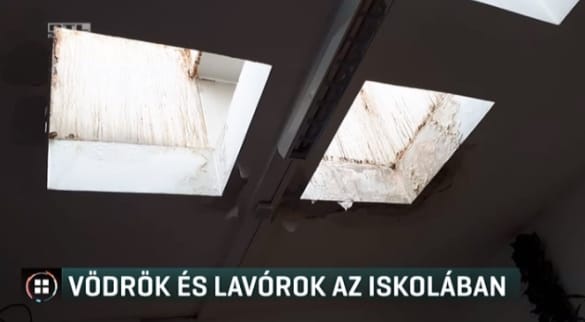 Vödrökbe fogják fel a tetőn becsurgó vizet az egyik pécsi iskolában