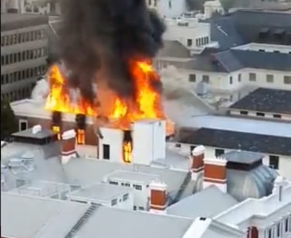 Porrá égett a dél-afrikai parlament ülésterme