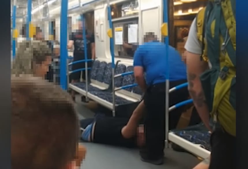 Karjánál fogva vonszoltak ki egy ájult utast a 3-as metróból a biztonságiak – videó