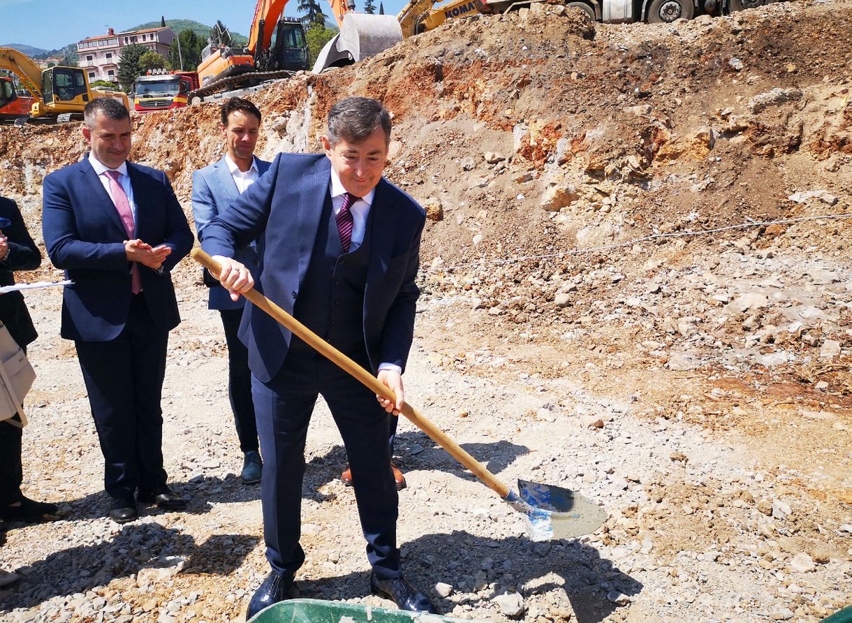 Az ország gatyája is rámegy, de Orbán Viktor közelében ebből is profitálni lehet