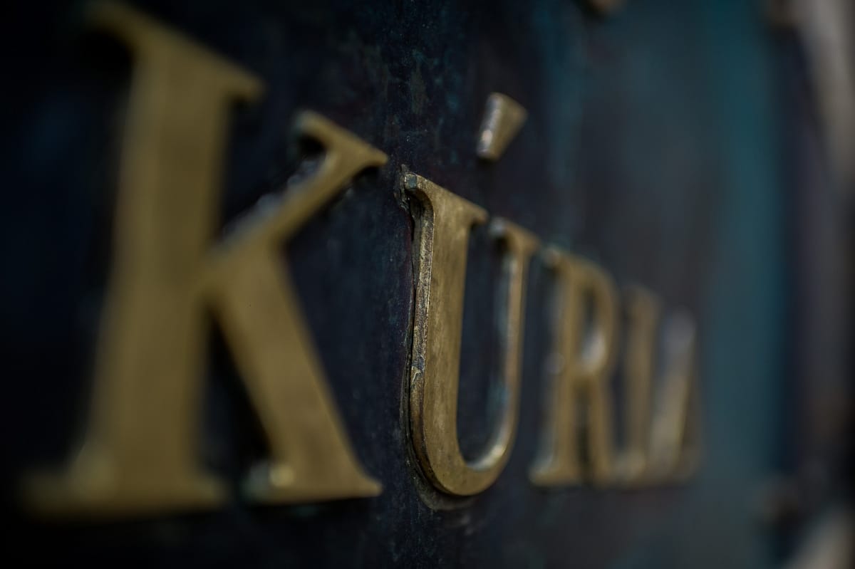 300 alá esett a forint a Kúria döntése után