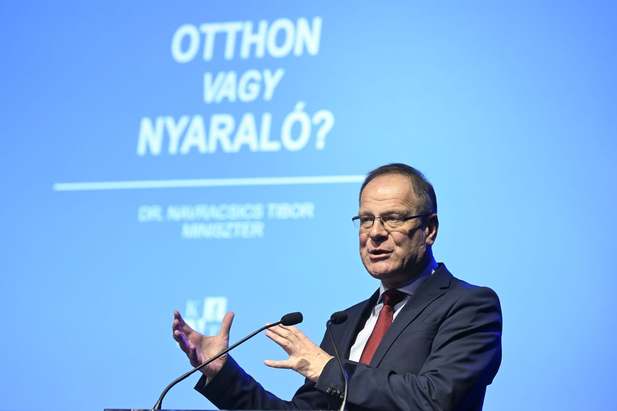 Hadházy Ákos arról ír, miért Navracsics Tibort tartja az egyik leggerinctelenebb fideszesnek