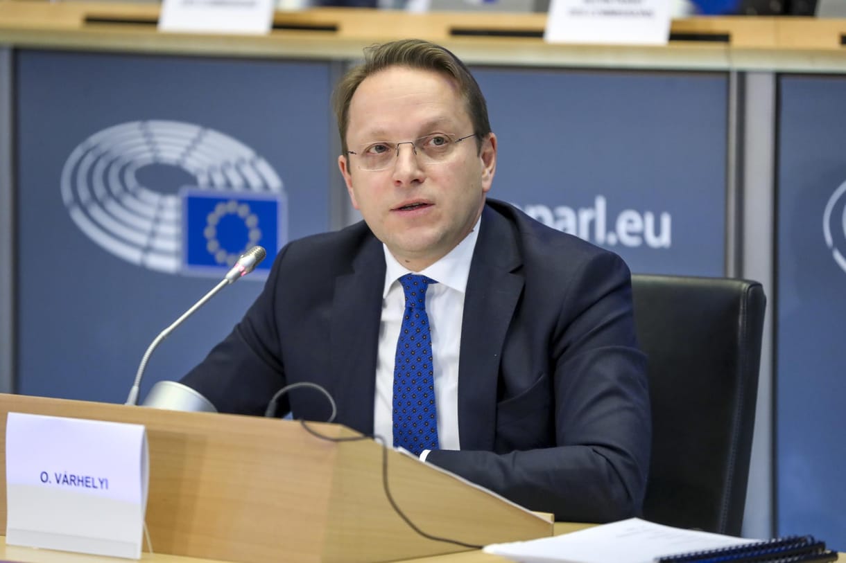 30 EP-képviselő kezdeményezi Várhelyi Olivér szerepének vizsgálatát Milorad Dodik tevékenységével kapcsolatban