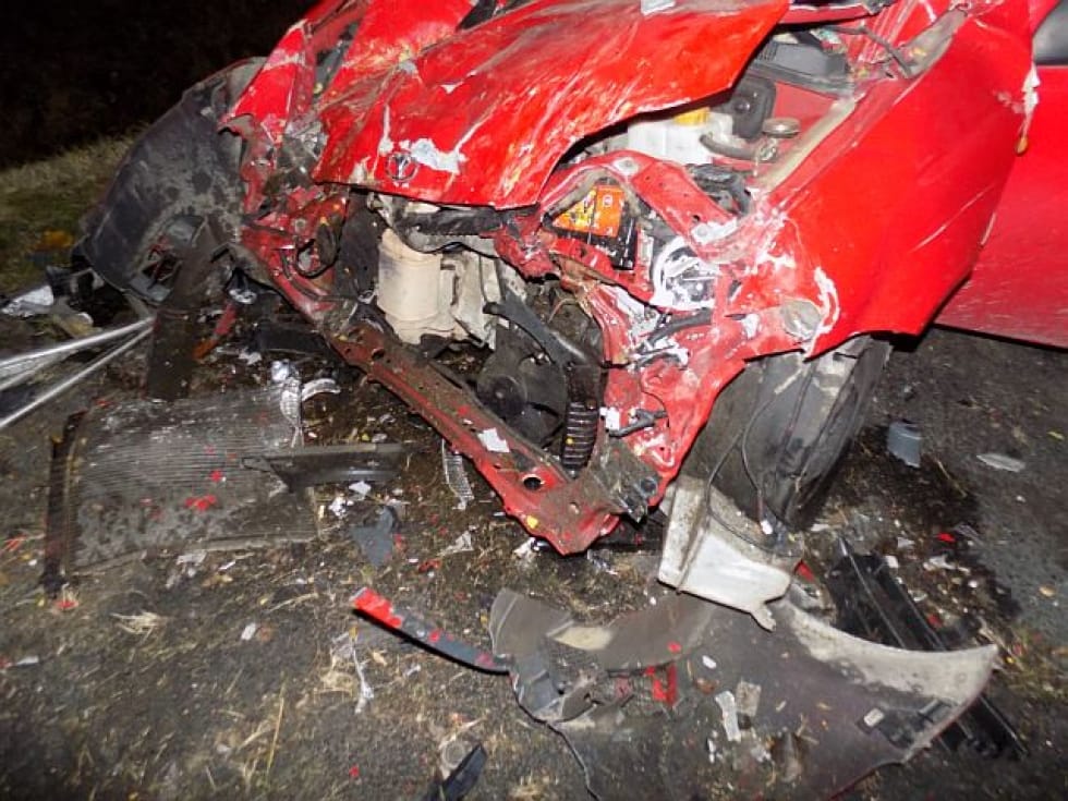 Meghalt a sofőr a felismerhetetlenre tört autóban a 83-ason (fotók)