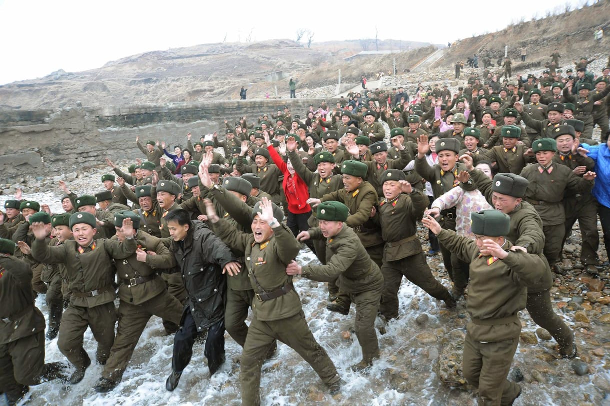 Észak-Korea megszakítja a forródrótot