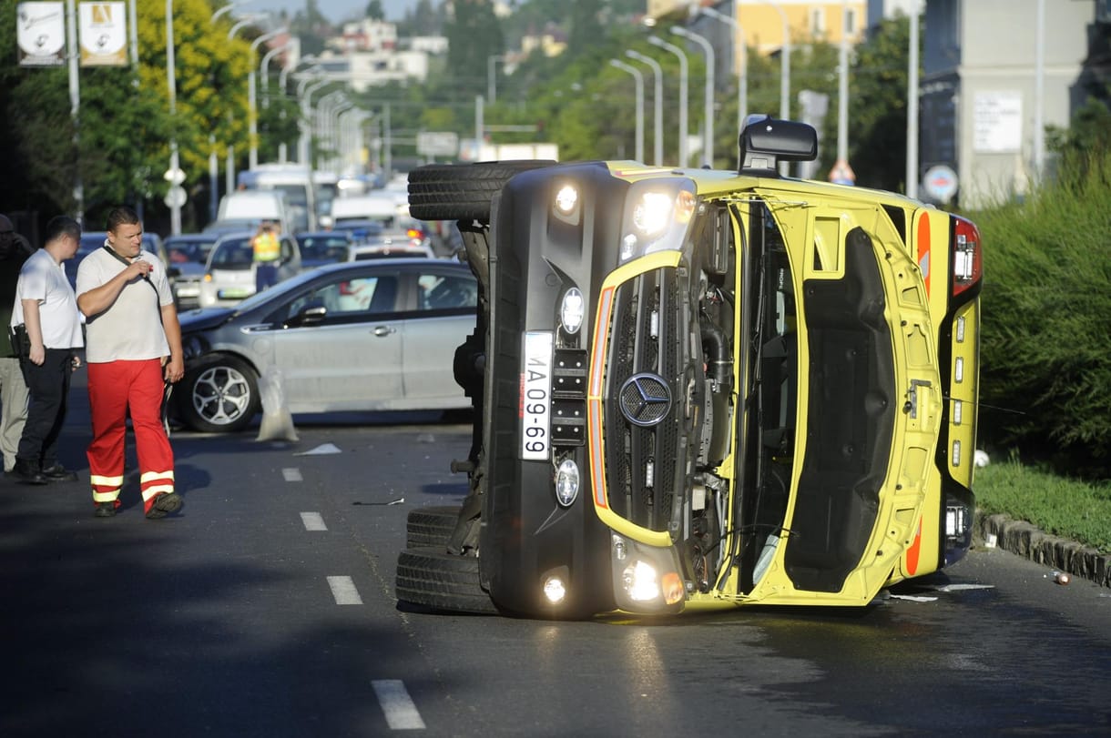Oldalára borult egy szirénázó mentőautó Budapesten, a beteg és két ápoló is megsérült – fotók