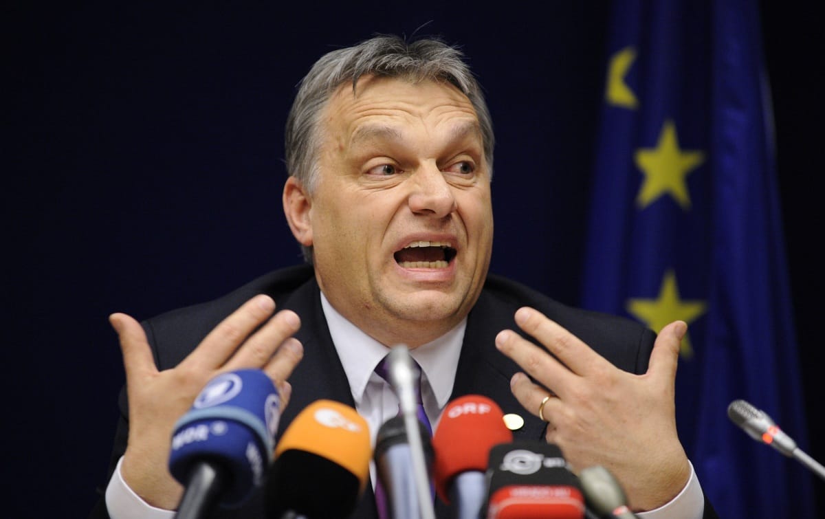 És akkor Orbán Brüsszelbe vitt néhány befizetetlen sárgacsekket