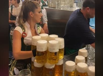 Itt az Oktoberfest „királynője”: 13 literes korsót visz ki az asztalokhoz
