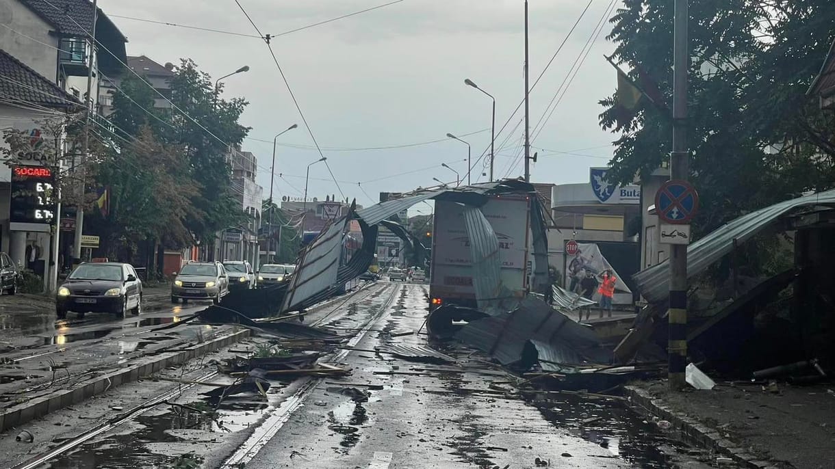 Gyökerestől tépte ki a fákat a tornádószerű vihar Nagyváradon