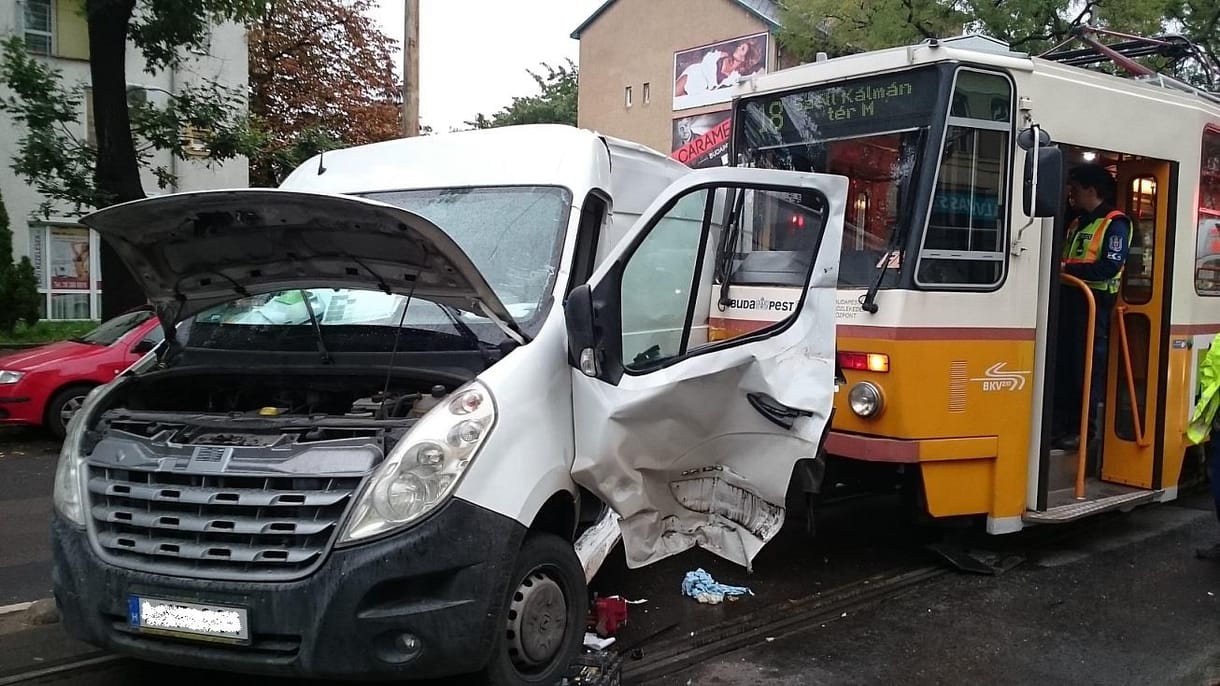 Fotó: Ripityára tört a 18-as villamossal ütköző kisteherautó