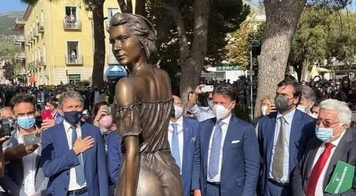 Túl sokat mutat a szobor, felháborodtak Olaszországban