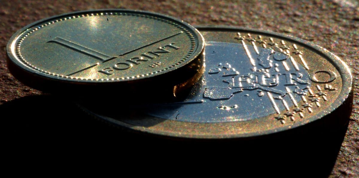 Gyengül a forint, 297,47-en az euró 