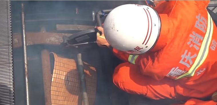 Sokkoló videó: mozgólépcsőbe szorult, súlyosan sérült szerelőt mentettek