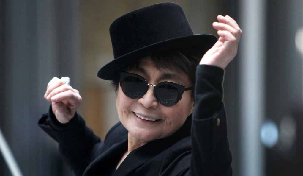 42 évvel John Lennon meggyilkolása után Yoko Ono elhagyja közös lakásukat