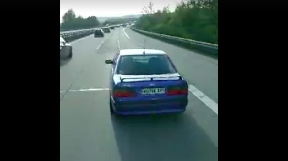 Színtiszta sunyiság: hosszú kilométereken át szivatta az autós a kamionost – videó