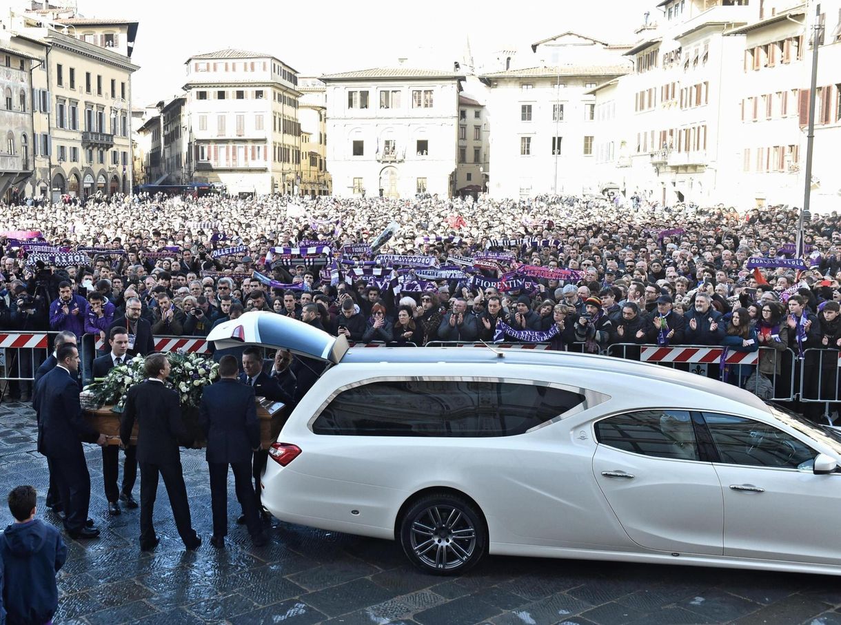 Fotók: ezrek búcsúztatták Davide Astorit, a Fiorentina 31 évesen meghalt kapitányát