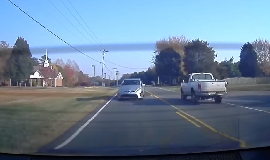 Komoly balesetet úszott meg a Tesla, és nem akárhogy – videó