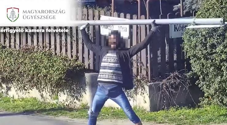 Elítélték a férfit, aki részegen, egy kitépett közlekedési táblával hadonászott