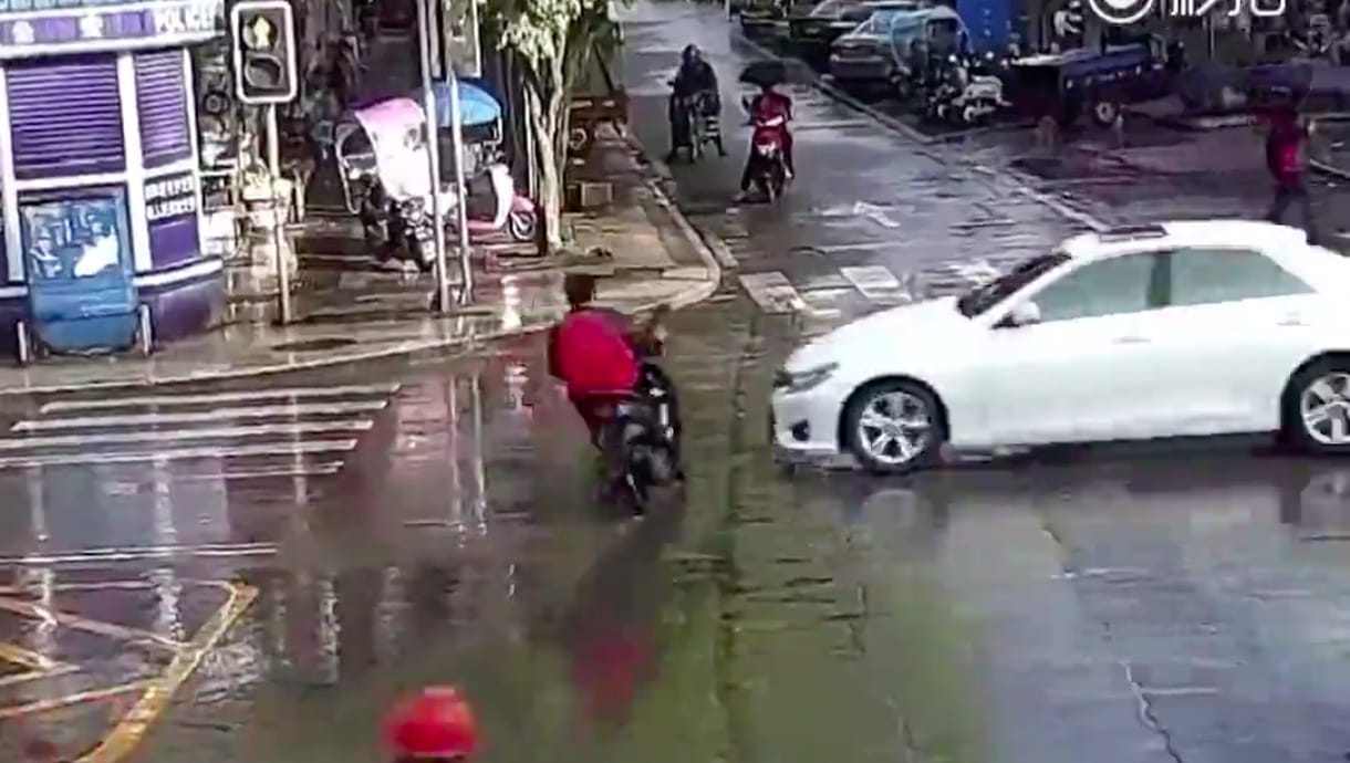 Elütötték a motorost, de hatalmas szerencséje volt – videó
