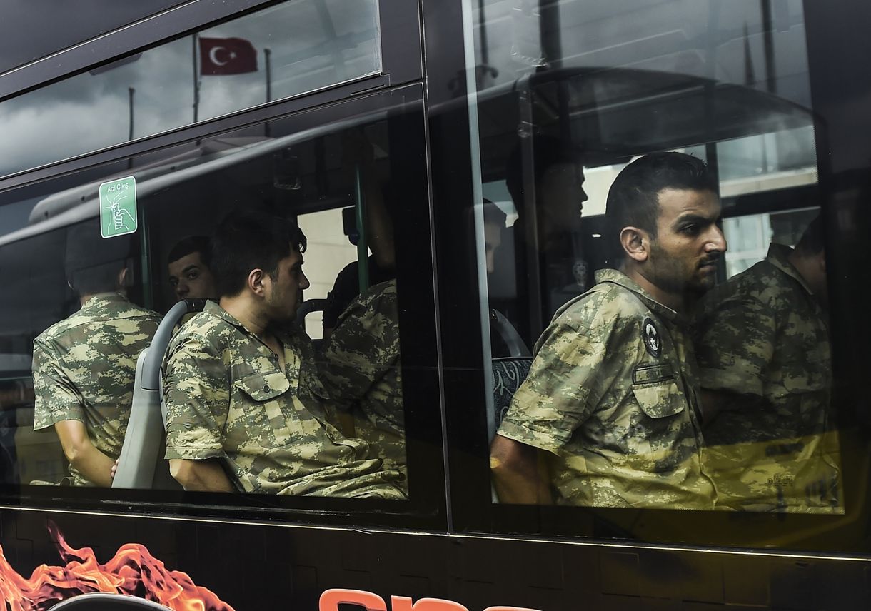Egy hónapig is börtönben maradhatnak bírósági döntés nélkül Erdogan rabjai