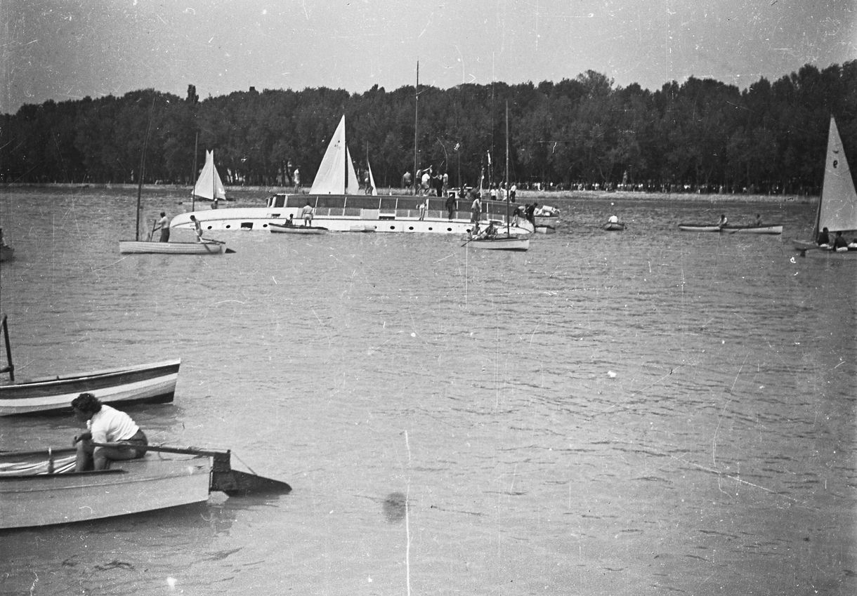 Évtizedekig hallgatni kellett 23 ember haláláról – 70 éve süllyedt el a Pajtás a Balatonban