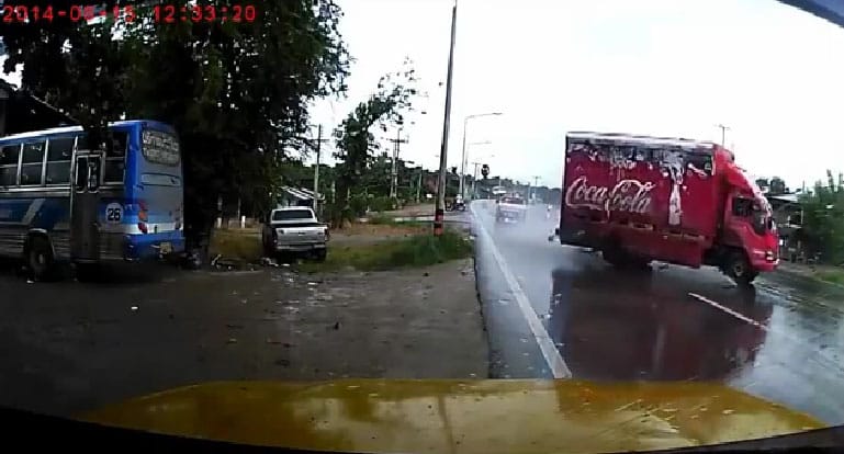 Így kell kordában tartani egy megvadult teherautót – videó