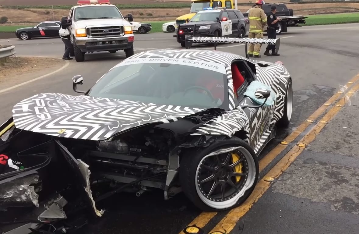 Rommá törték a Liberty Walk megvadított Ferrariját