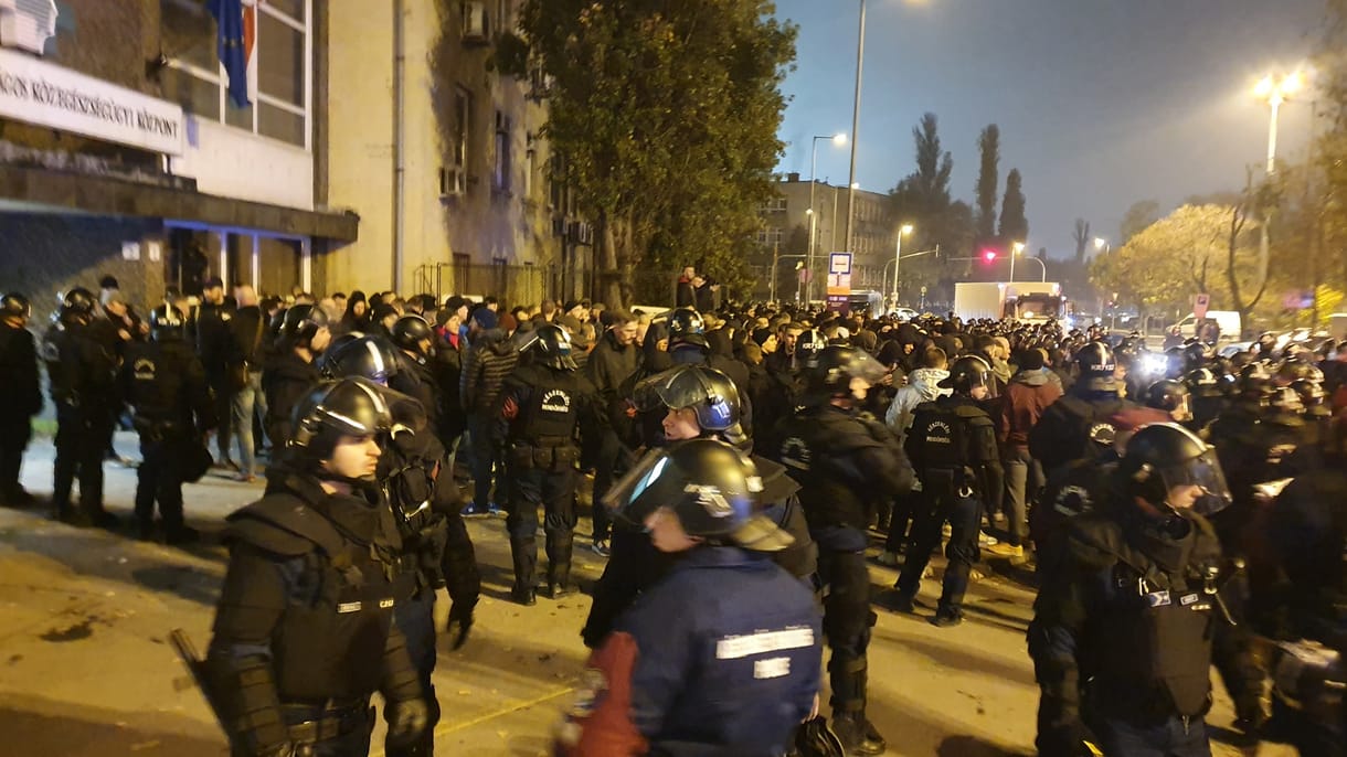 Orosz szurkolók törtek át a rendőrsorfalon az FTC-CSZKA előtt
