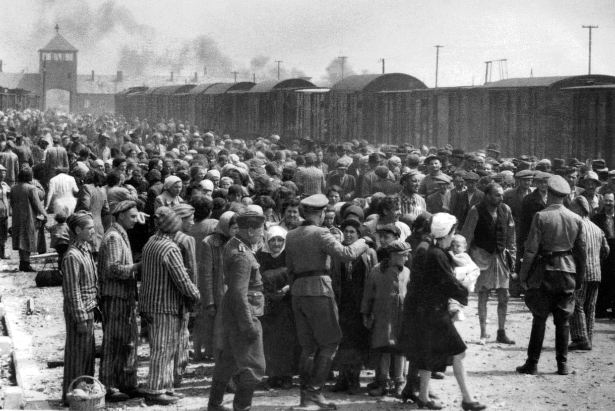 Auschwitz és a túlélőket bénító lelki érzéstelenítés, ami miatt még kérdezni is nehéz