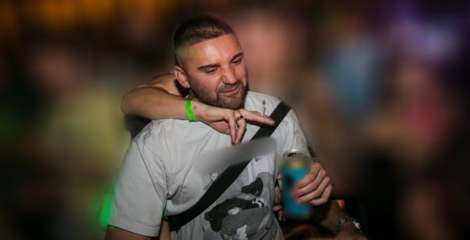Őt keresi a rendőrség a mentősök autóinak megrongálása miatt