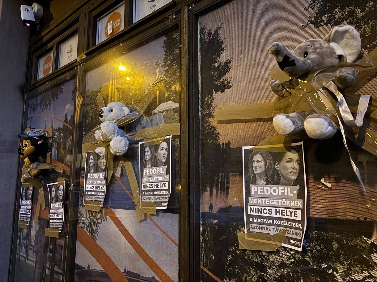 A DK pedofilellenes törvényjavaslattal, az MSZP leragasztott szájú plüssállatokkal üti tovább Novák kegyelmi botrányát