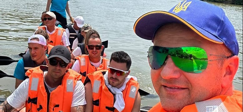 Ukrán címeres sapkában pózolt egy fideszes polgármester