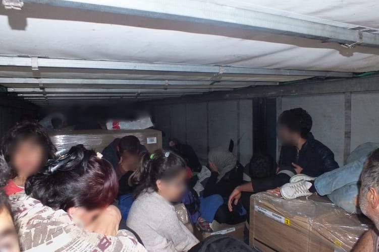 32 menekültet zsúfoltak egy kamionba, köztük 13 gyermeket, az MTI-nél ők „próbálkozó migránsok”