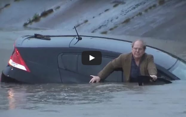 Élő adásban süllyedt el az idős férfi autója – videó
