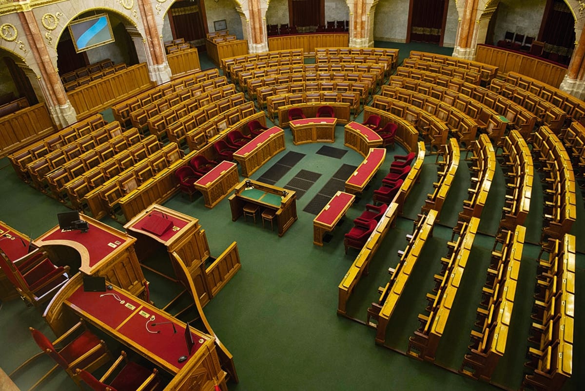 Závecz: Toronymagasan vezet a Fidesz, izmosodik a DK, zuhan az MSZP
