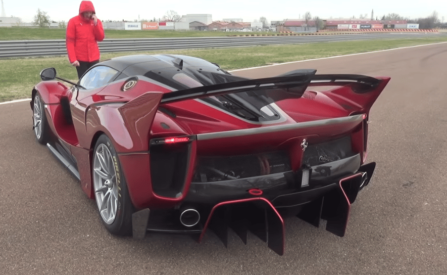 Videó: másfél milliárd forintos Ferrari először találkozik új gazdájával