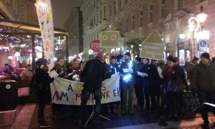 Énekeltek a hajléktalanokért a Bazilikánál, megjelentek a biztonsági őrök