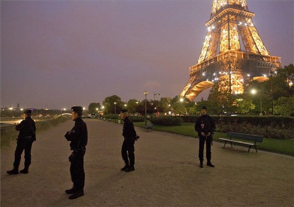 Bombariadó miatt ismét kiürítették az Eiffel-tornyot