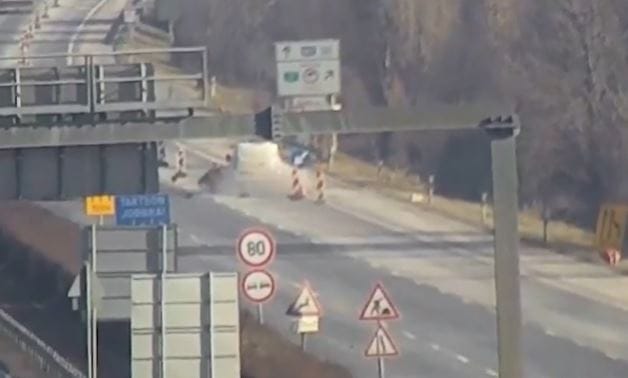 Fékezés nélkül hajtott egyenesen a lezárásba egy autós az M7-esen – videó