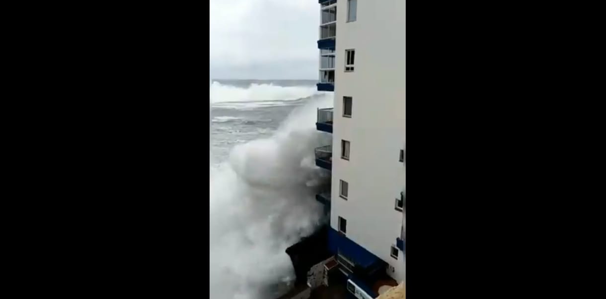Videó: Lebontotta a tengerre néző erkélyeket a hullám Tenerifén