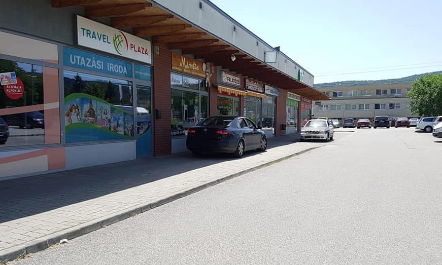 A nap fotója: ennél közelebb már nem lehetne parkolni egy bolthoz