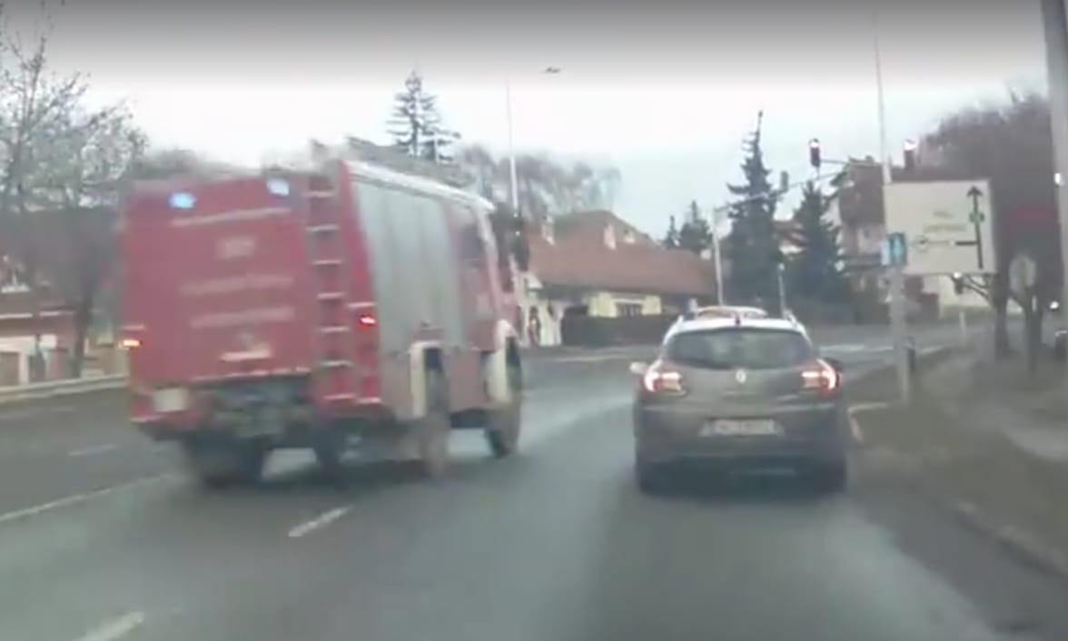 Videó: így csattant hatalmasat Szentendrén a szirénázó tűzoltóautó