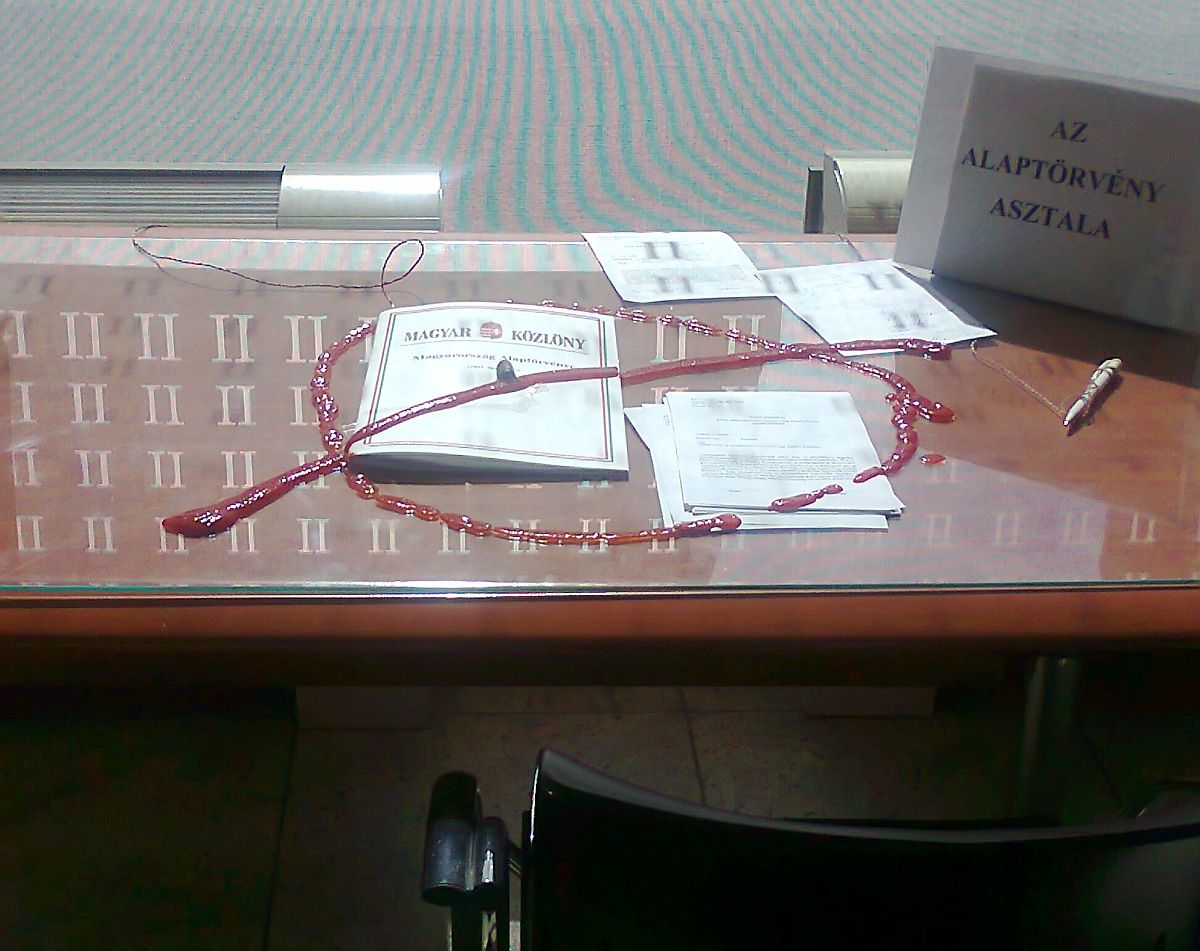 Ravasz csellel bújik ki a kormány a saját alkotmánya alól