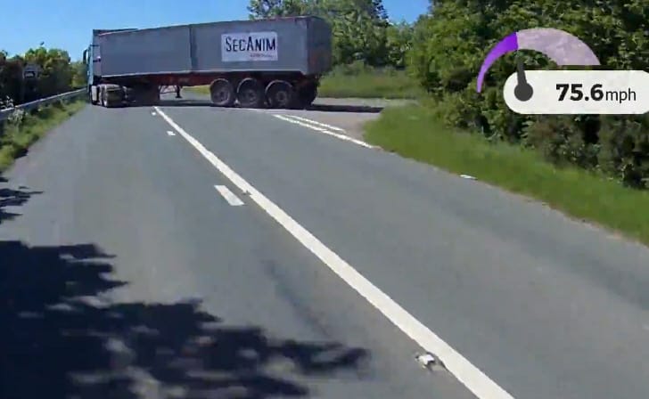 Videó: ez motoros az életét fűzte át a kamion és a korlát között