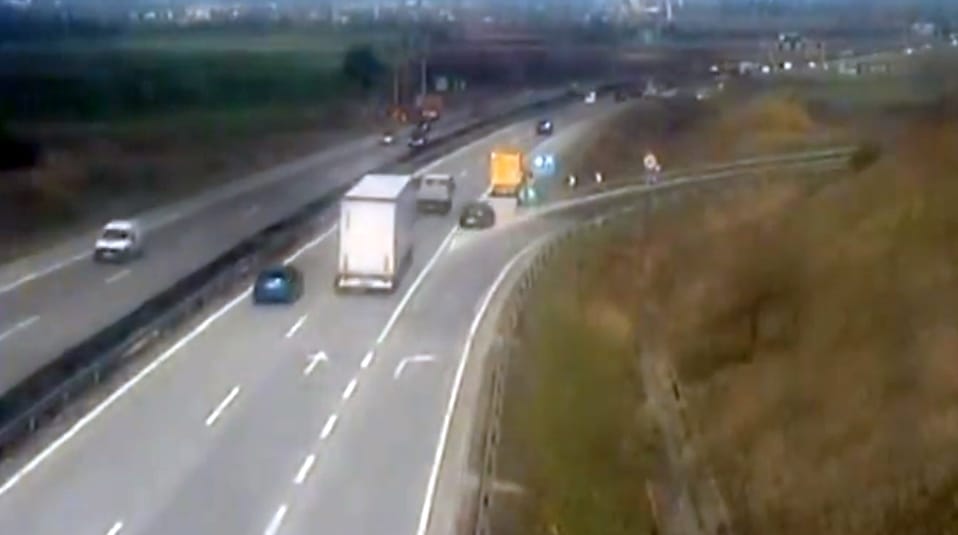 A közútkezelő álló járműjébe csapódott egy autó az M0-son – videó