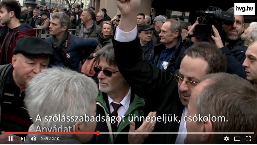 Az ünnep és a szólásszabadság nevében: vér is folyt, ütés is volt a Nemzeti Múzeumnál - videó