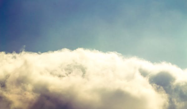 Mai háttérkép: Clouds