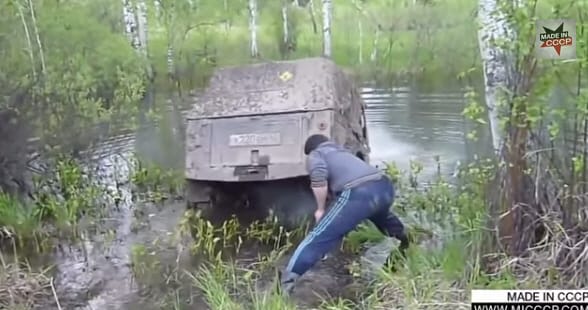 Videó: pont így nem kéne átkelni egy nagyobbnak tűnő vízen