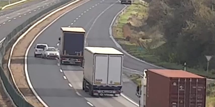 Farolva érkezett a seatos az M1-esre, kis híján tömegbaleset lett – videó