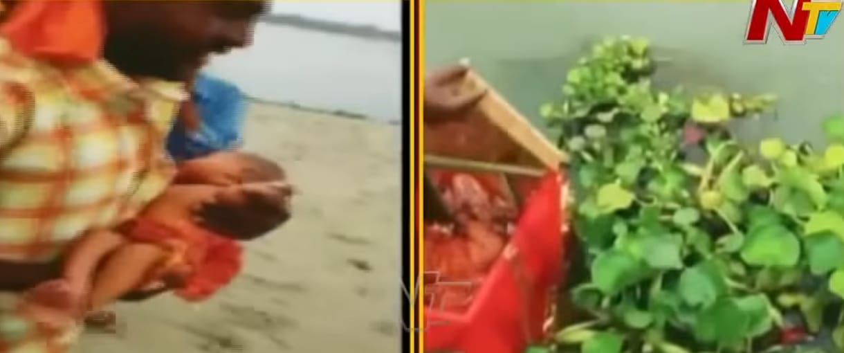 Dobozba tett baba úszott a Gangeszben, egy hajós mentette ki